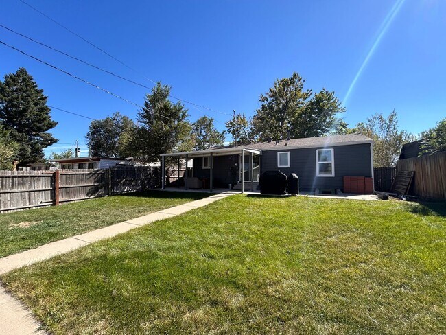 Building Photo - 1571 W Cedar Ave