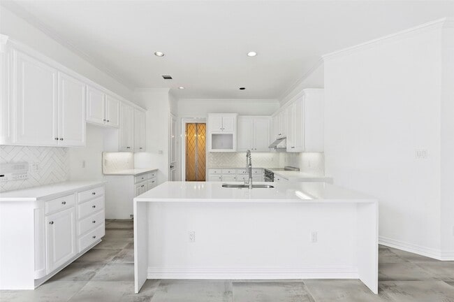 Building Photo - 914 Edgemeer Ln