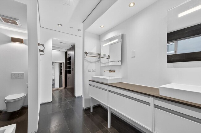Building Photo - Discover this striking 3 bedroom apartment for rent in Venice, offering 4 bathrooms, contemporary...