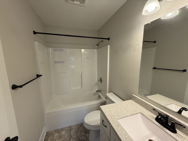 Building Photo - 3 bed, 2 bath Townhouse SE Grand Rapids
