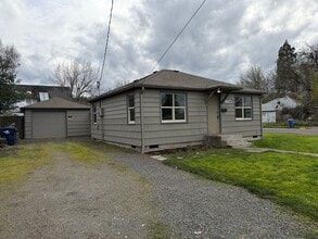 Building Photo - Charming 2 bed 1 bath house in a great neighborhood!