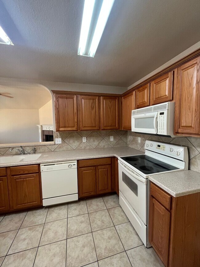 Building Photo - Great Location Wonderful Home