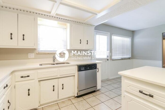Building Photo - 1113 N Patterson Dr