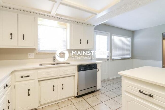 Building Photo - 5 Bedroom Pet-Friendly Home in Oklahoma City, OK with Main Street Renewal