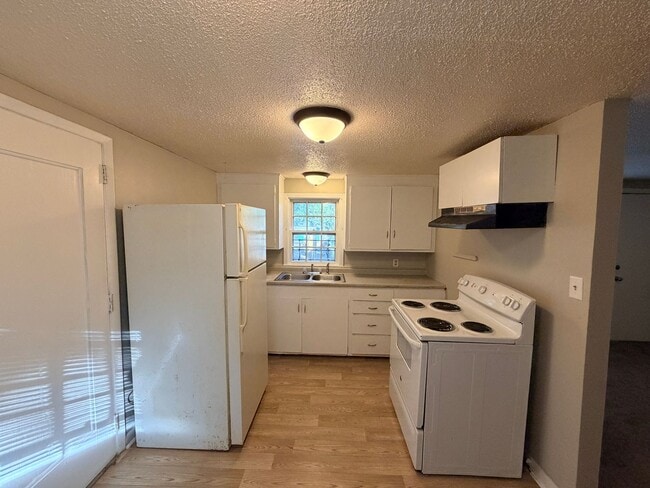 Building Photo - 2 Bedroom 1 Bath Home