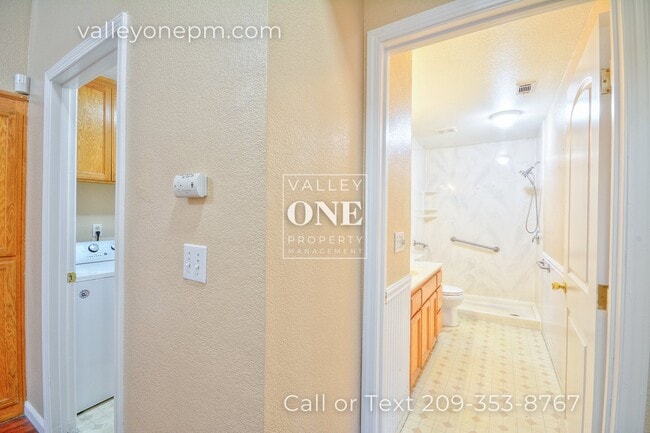 Building Photo - Charming 4 bedroom, 2 bath single story ho...