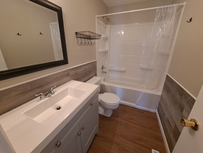 hall bath - 7641 Saundersville Rd