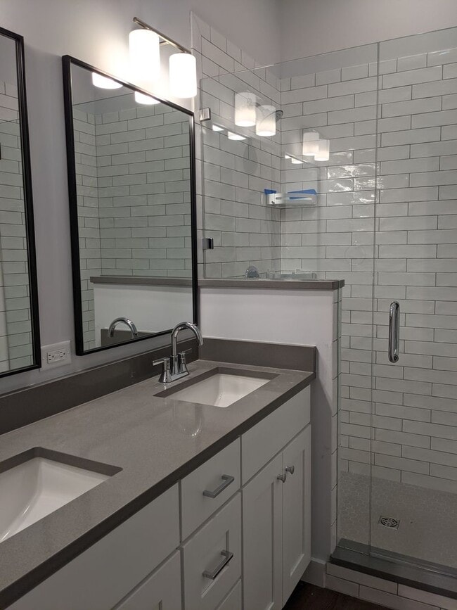 Building Photo - Black Mountain Townhouse Rental