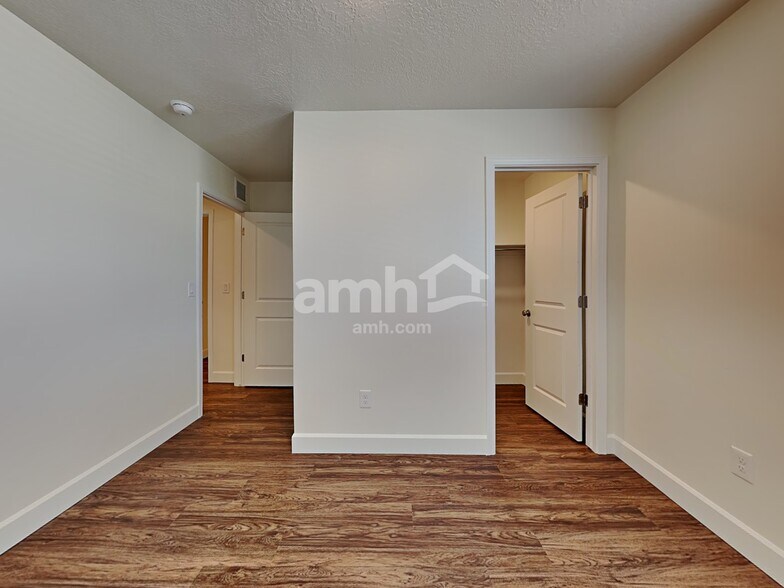 Building Photo - 259 N Dry Crk Rd