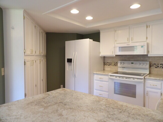 Building Photo - 2 Bed | 2 Bath Third Floor Condo