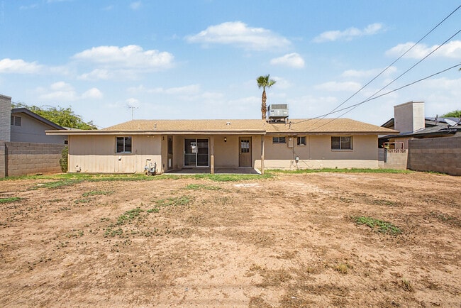 Building Photo - 921 E Campus Dr