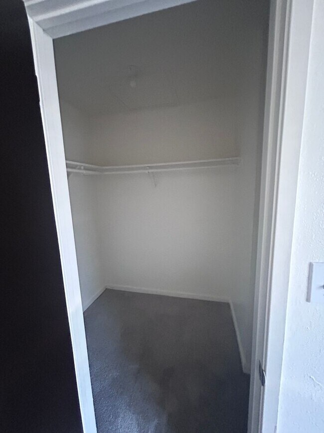 Building Photo - Upstairs Unit!!! Move in Ready!