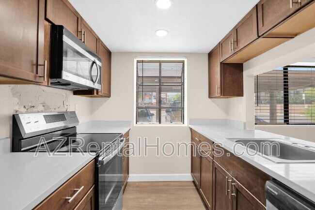 Building Photo - 1111 E University Dr