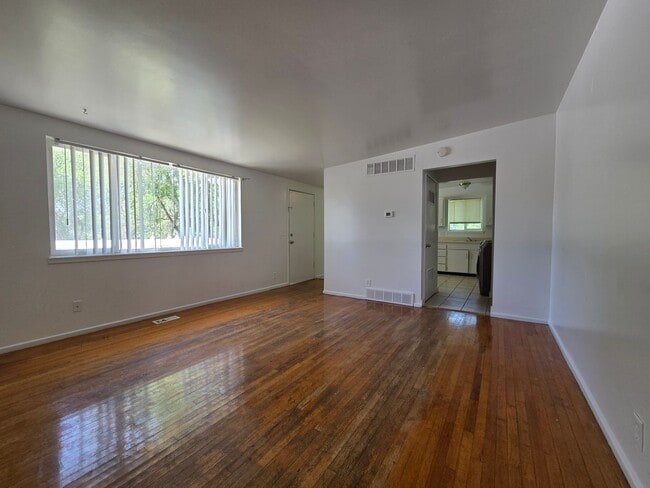 Building Photo - 724 30th St