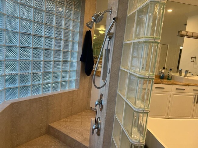 Building Photo - 2534 Poinciana Dr