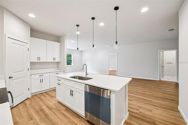 Building Photo - 536 E Beresford Ave