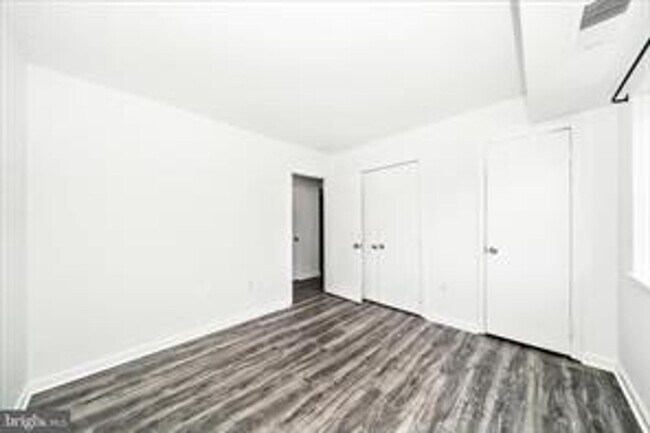 Building Photo - TOP FLOOR CONDO WITH QUIET VIEW