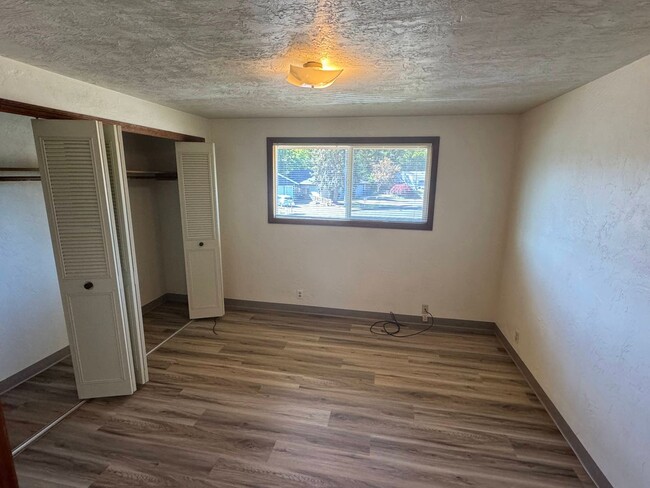 Building Photo - 2 Bedroom Duplex in Southwest Eugene