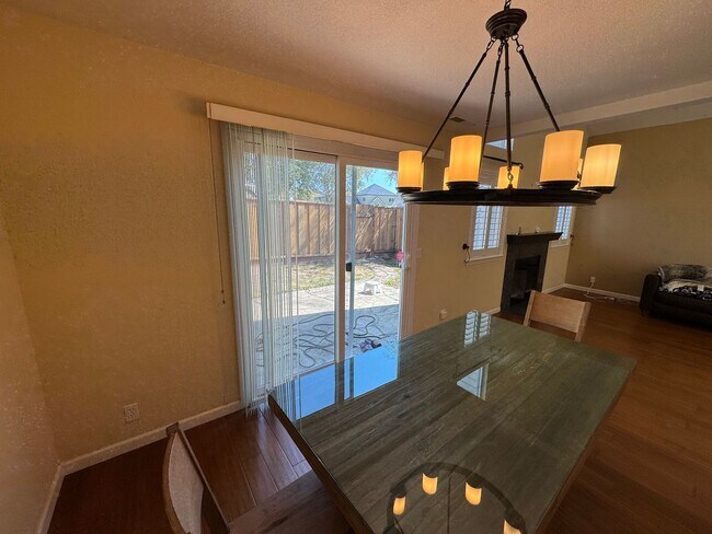 Building Photo - Beautiful 3bd/2.5 bath Townhome