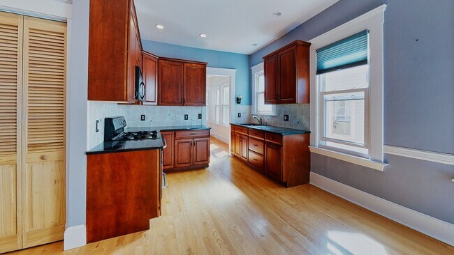 Building Photo - [In-Unit Laundry; Garden] Townhouse-Style Living, with Historical Details & Parking!