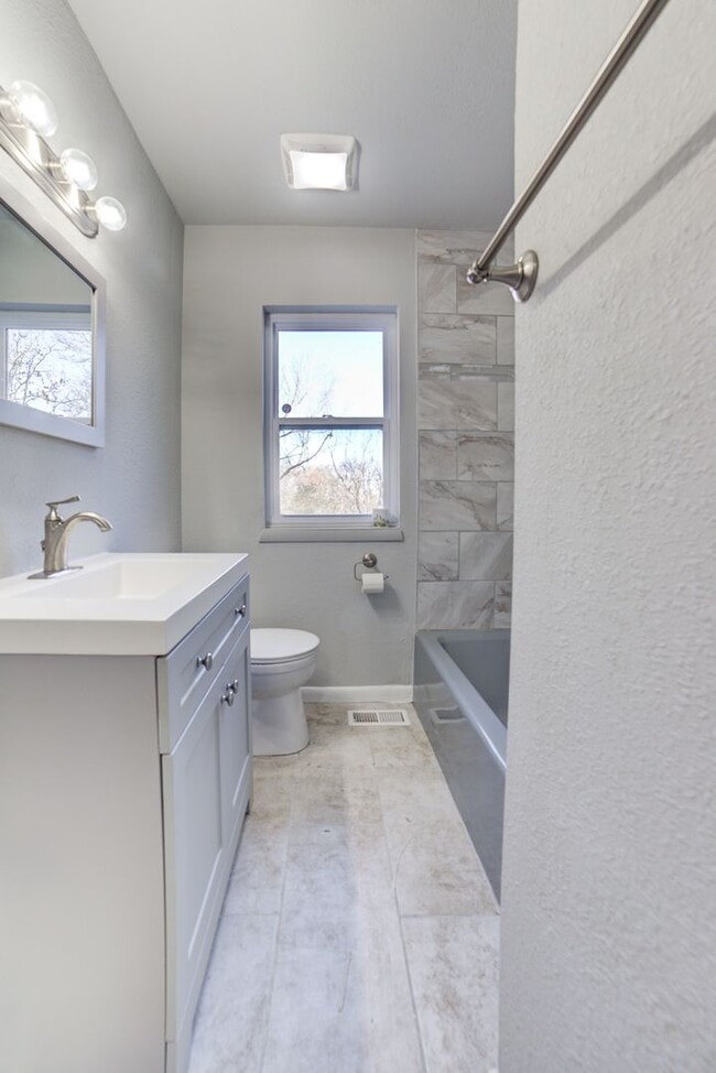 Building Photo - Stunning 4 Bed 3 Bath Home on Quiet Street!