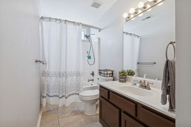 Building Photo - Bright, Clean & Convenient - Perfect 4 Bedroom Home in Chesapeake