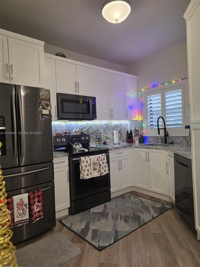 Building Photo - 15529 Miami Lakeway N