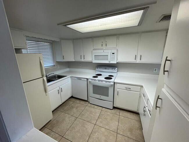 Building Photo - 614 Grenadine Ct