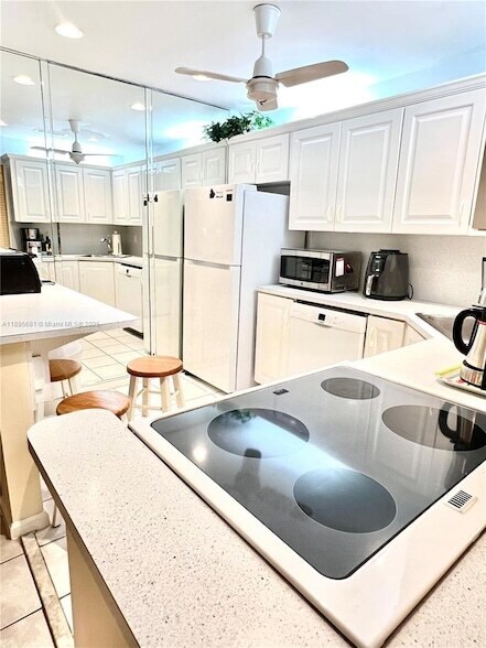 Building Photo - 6385 Bay Club Dr