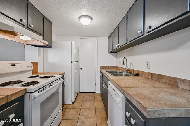 Building Photo - 5406 W Sheena Dr