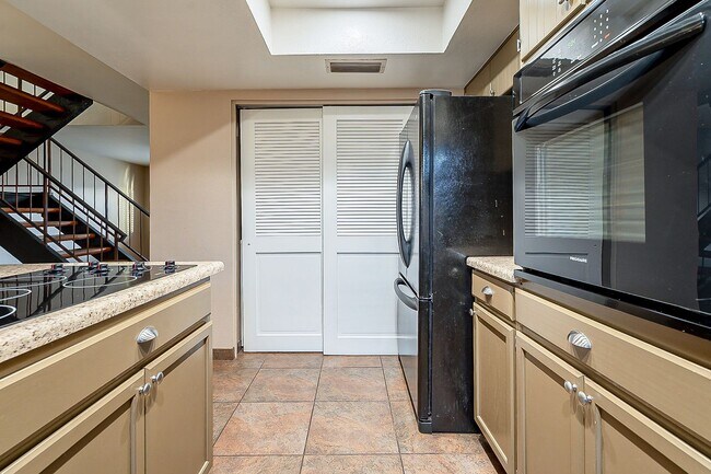 Building Photo - Charming 3 bedroom townhome near everything!