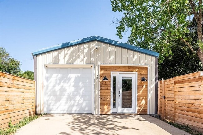 Building Photo - 5200 St Georges Green