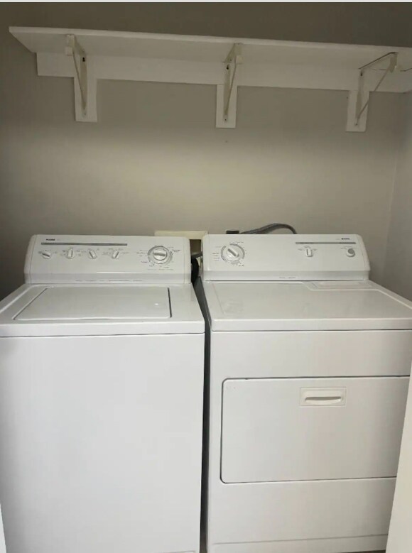 Building Photo - 916 Kyle Ave NE