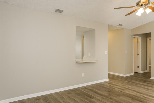 Building Photo - 2102 Thames Rd SE