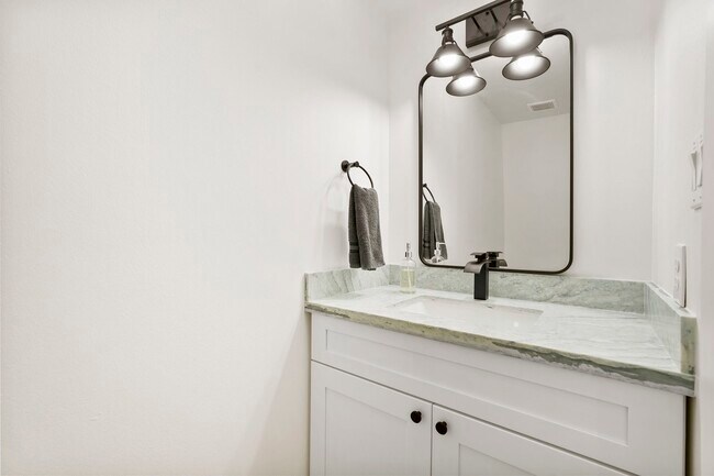 Building Photo - 3327 Freshmeadows Dr