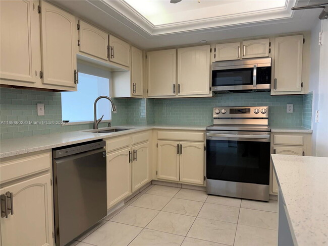 Building Photo - 3200 Port Royale Dr N