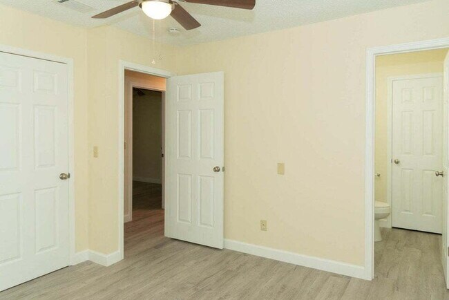 Building Photo - Charming 3-Bedroom home in Destin with Spa...