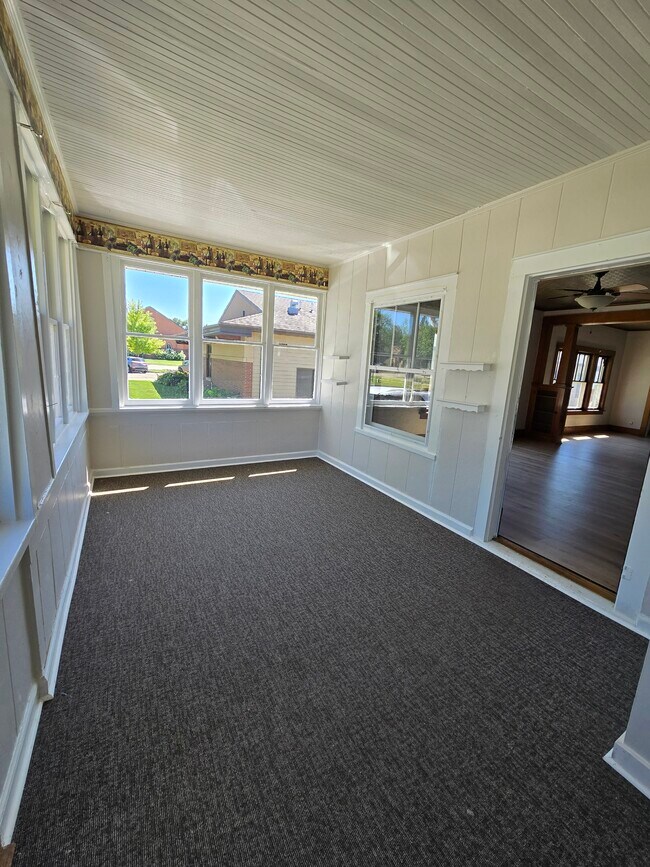 Building Photo - 613 7th Ave
