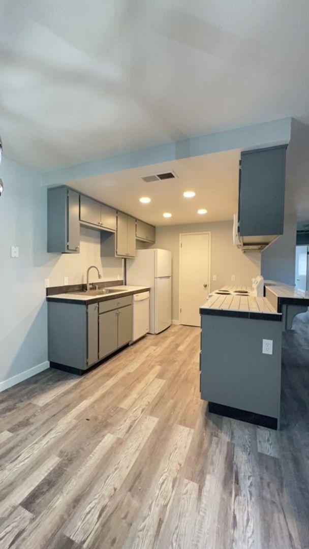 Building Photo - Newley Renovated 2 bedroom Duplex.