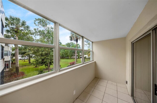 Building Photo - 6075 N Sabal Palm Blvd
