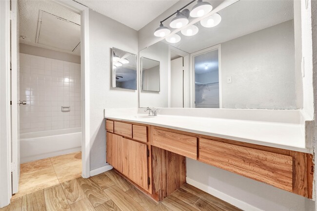 Building Photo - 2800 Jeanetta St