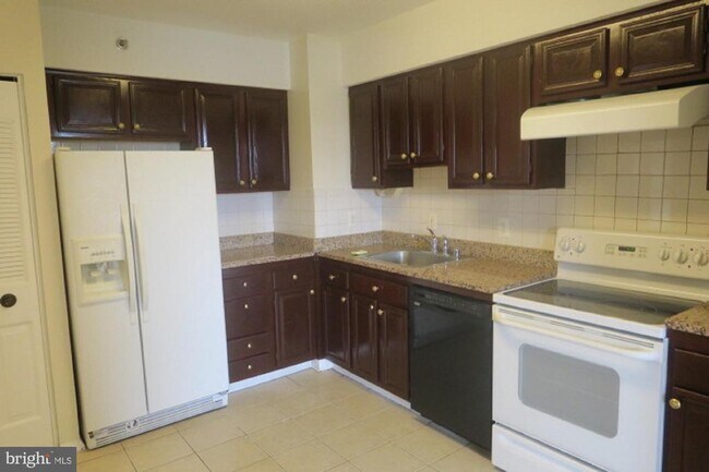 Building Photo - 3709 S George Mason Dr