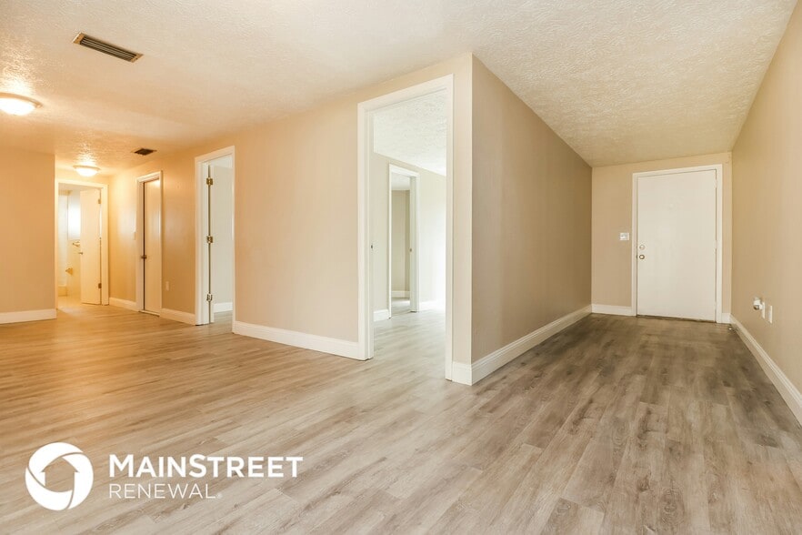 Building Photo - 2105 Sugarbush Dr