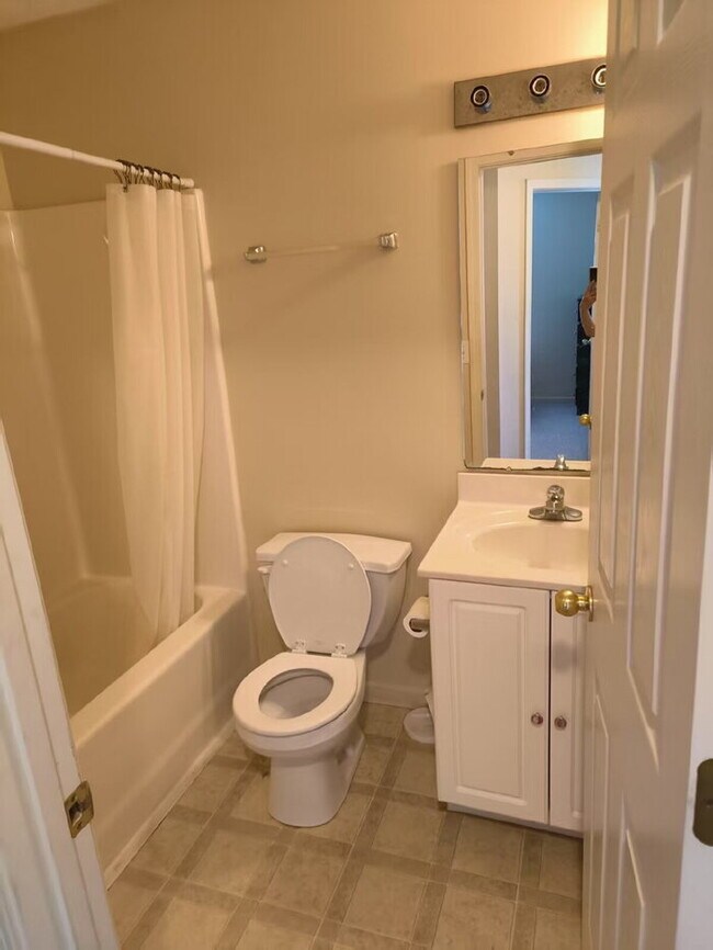 Building Photo - Reduced: 3BR/2.5BA Condo with attached single-bay garage on Southeast side