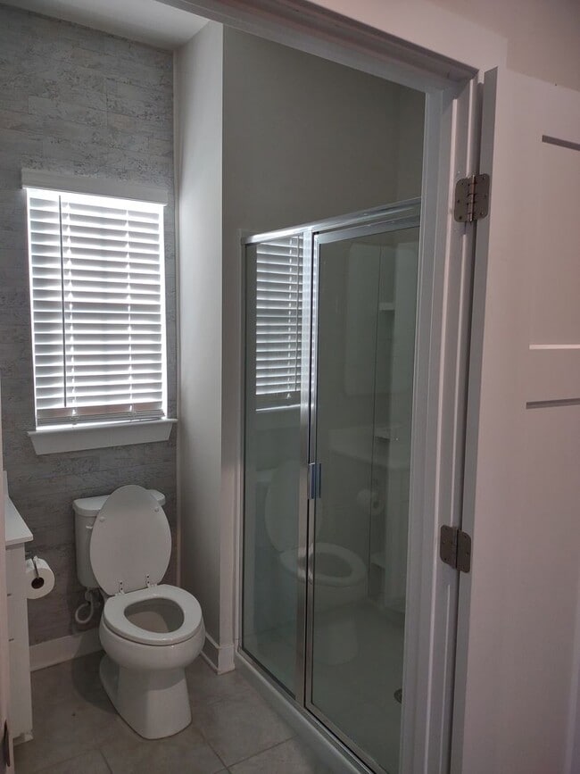 Building Photo - Superlative 6 Bedroom, 5 Bathroom Home in ...