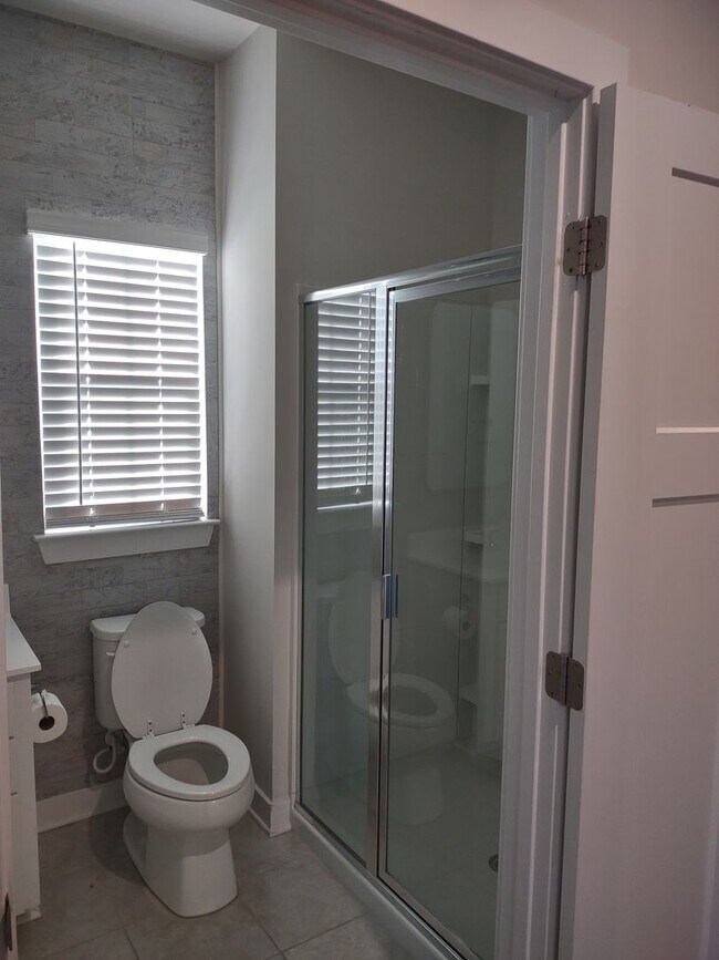 Building Photo - Superlative 6 Bedroom, 5 Bathroom Home in an Upscale Community!