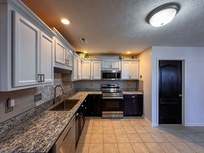 Building Photo - Lovely 4 Bed 2 Bath Home in Hope Mills