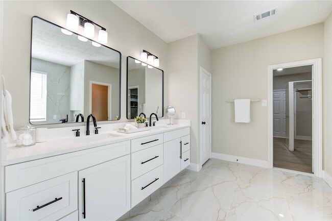 Building Photo - 5512 Canyon Bluff Ln