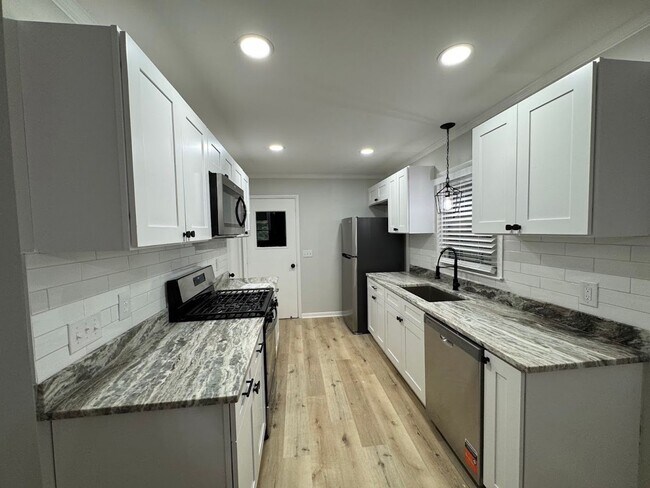 Building Photo - 2205 Hathaway Dr