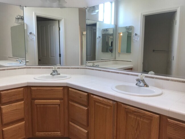 Building Photo - Groups Welcome! Nice Quiet Community One mile to downtown SLO